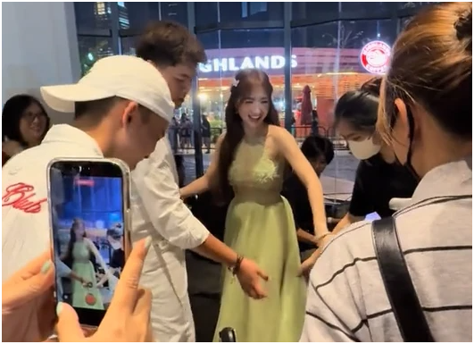 Chuyện gì thế này, Hòa Minzy bất ngờ chống nạng và ngồi xe lăn khi tham gia sự kiện: “Chân đi khập khiểng, phải cần sự giúp đỡ”