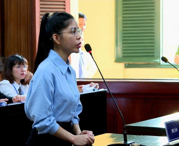 Hằng Du Mục cầu xin tòa: “Hiện bị cáo là mẹ đơn thân, đang nuôi hai con nhỏ. Ngoài ra, bị cáo còn đang nhận nuôi 1.000 em nhỏ có hoàn cảnh khó khăn. Bị cáo mong hội đồng xét x:ử xem xét, giảm nhẹ hình ph:ạt để bị cáo sớm trở về”