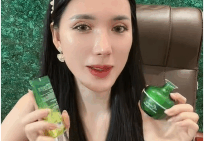 Ngân Collagen vẫn dày mặt, lì đòn sau khi bị Bộ Y Tế lên tiếng cảnh báo: “Vẫn trơ trơ cái mặt lên livestream, b:án hà:ng’
