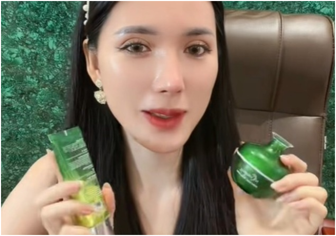 Ngân Collagen vẫn dày mặt, lì đòn sau khi bị Bộ Y Tế lên tiếng cảnh báo: “Vẫn trơ trơ cái mặt lên livestream, b:án hà:ng’