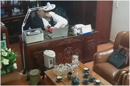 Đã rõ người trong cờ nhíp rần rần trên MXH vừa qua, lãnh đạo Sở GD-ĐT Ninh Bình lên tiếng chắc nịch: “Đó không phải là hiệu trưởng của trường”