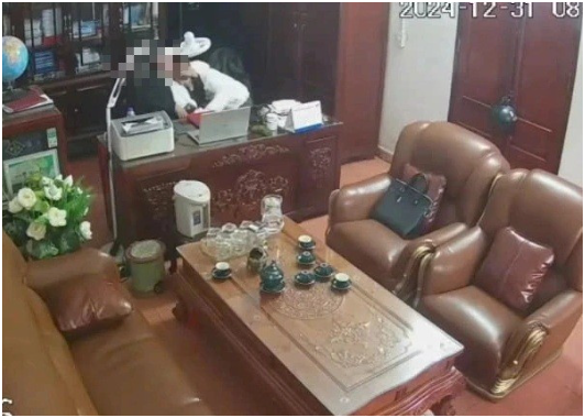 Truy tìm người ph:át tán c:ờ nh:íp “th:ân m:ật” của người đàn ông cùng nhiều ph:ụ n:ữ trong phòng làm việc? Thôi xong, tới công chuyện thật rồi