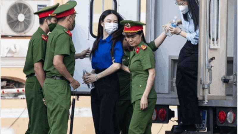 Rõ hình ảnh mới nhất của hoa hậu Thùy Tiên, Quang Linh Vlogs và Hằng Du Mục: “Cả 3 sẽ hầu tòa vào hôm nay vụ kẹo Kera”