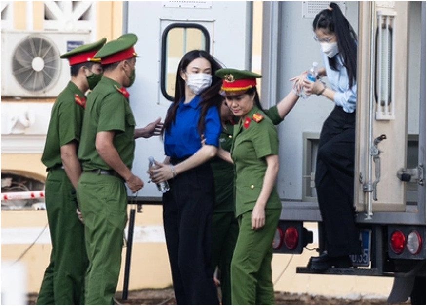 Rõ hình ảnh mới nhất của hoa hậu Thùy Tiên, Quang Linh Vlogs và Hằng Du Mục: “Cả 3 sẽ hầu tòa vào hôm nay vụ kẹo Kera”