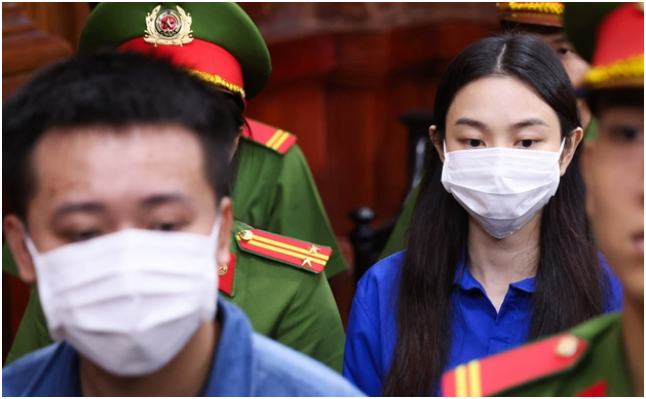 Rõ thái độ của Thùy Tiên khi bị xét xử: Tòa chất vất chỉ 1 câu duy nhất khiến nàng hậu không trả lời nổi, đành phải cúi mặt xuống đất