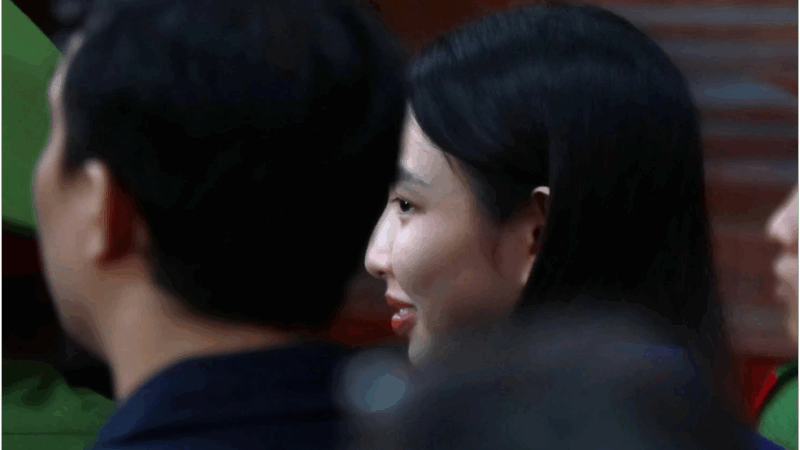 Hoa hậu Thùy Tiên cởi bỏ khẩu trang, bất ngờ cười ngay trước phiên tòa xét xử: Chị có sợ và lo lắng gì đâu?