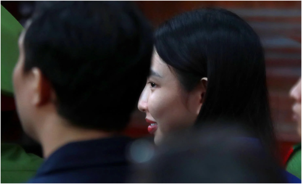 Hoa hậu Thùy Tiên cởi bỏ khẩu trang, bất ngờ cười ngay trước phiên tòa xét xử: Chị có sợ và lo lắng gì đâu?