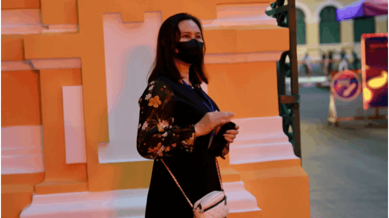 Mẹ Thùy Tiên bật khóc, bất lực nhìn con gái đi vào tòo: “Thùy Tiên có hành động đáp lại, gây xúc động”