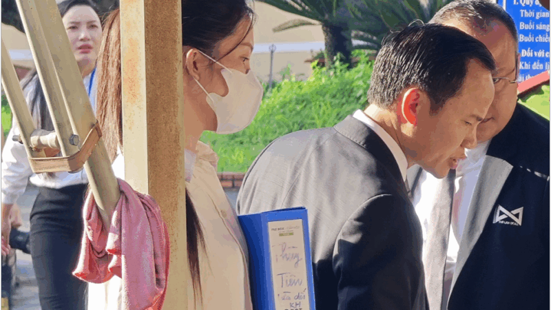 Bạn thân Thùy Tiên mang theo chiếc hộp kỳ lạ đến phiên tòa: ‘Hóa ra là thứ này, đúng là chí cốt’