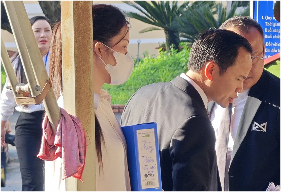 Bạn thân Thùy Tiên mang theo chiếc hộp kỳ lạ đến phiên tòa: ‘Hóa ra là thứ này, đúng là chí cốt’