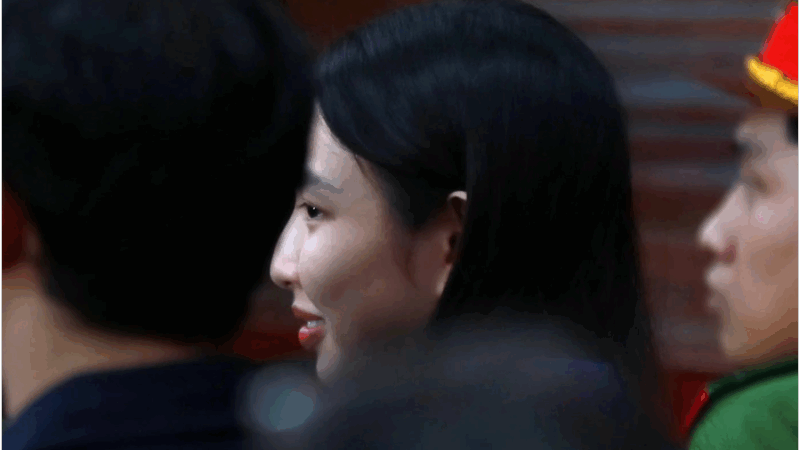 Thùy Tiên tháo khẩu trang, mỉm cười rạng rỡ giữa phiên tòa xét xử: “Thần thái hoa hậu đúng là không đùa được”