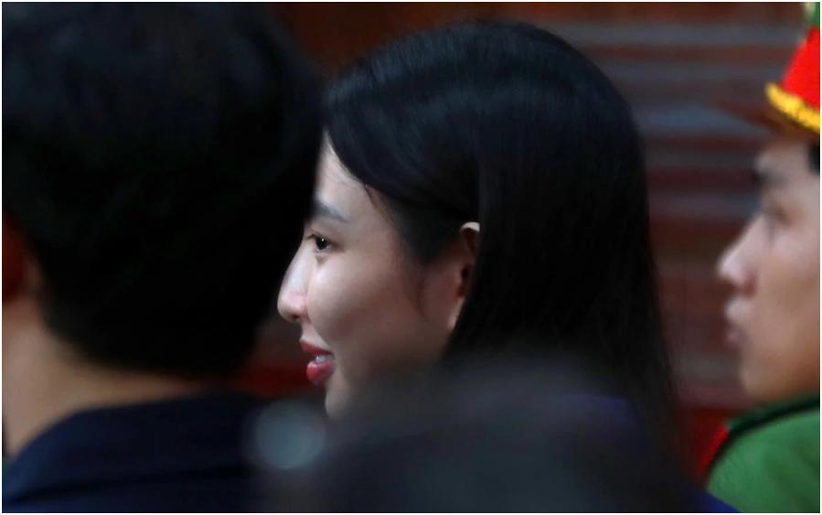 Thùy Tiên tháo khẩu trang, mỉm cười rạng rỡ giữa phiên tòa xét xử: “Thần thái hoa hậu đúng là không đùa được”