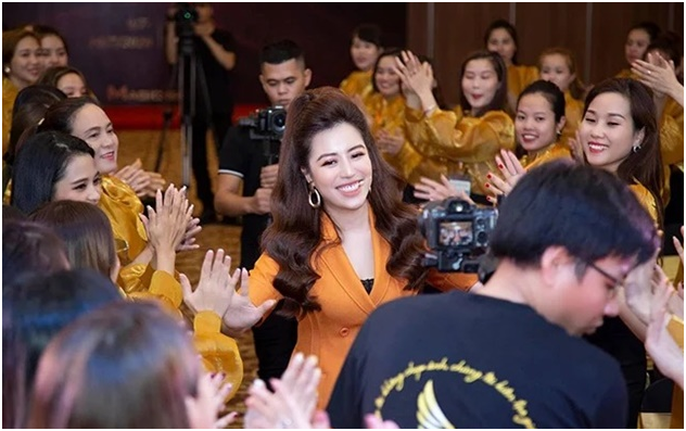 Danh tính bà tr:ùm nghành mỹ phẩm đình đám đang xôn xao nhất lúc này: Chuyện gì thế này?