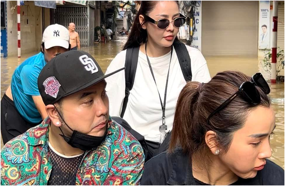 Ưng Hoàng Phúc đáp trả khi bị nói đi từ thiện vùng lũ như tới chỗ nước cao cho đẹp: “Chỉ cần 1 câu thôi, bên kia im lặng liền”