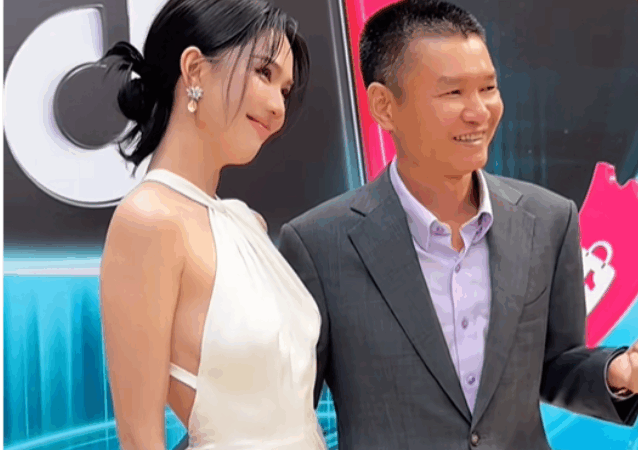 Danh tính người đàn ông chơi Pickleball cùng Ngọc Trinh: “Không ngờ là vị Chủ tịch này, còn có hành động thân mật nữa chứ”