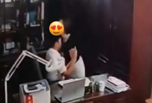 Vụ lộ clip nghi lãnh đạo trường THPT thân mật với phụ nữ: Công an đã mời một người lên làm việc, nghi vấn đây chính là kẻ phát tán clip?