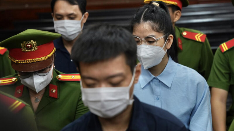 Hằng Du Mục bật khóc khi luật sư bào chữa nhắc tới 2 đứa con nhỏ: “Trong 7 tháng vừa qua con của bị cáo không còn sữa mẹ để uống”