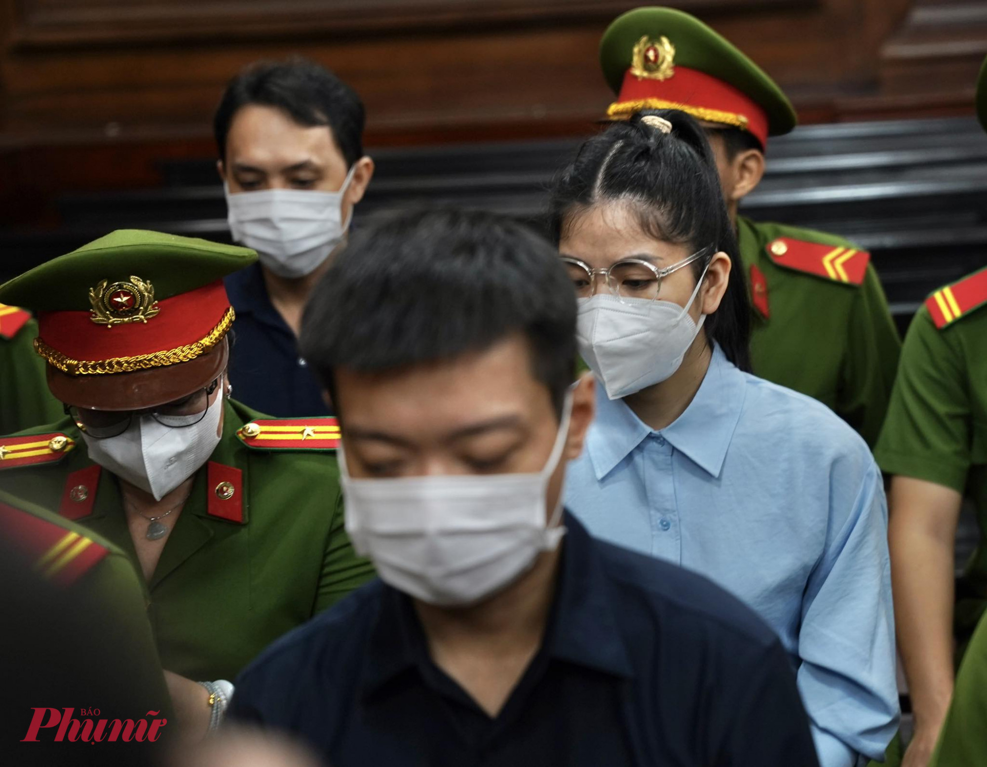 Hằng Du Mục bật khóc khi luật sư bào chữa nhắc tới 2 đứa con nhỏ: “Trong 7 tháng vừa qua con của bị cáo không còn sữa mẹ để uống”