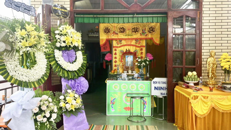 Đám tang nghệ sĩ Thương Tín diễn ra lặng lẽ đến nghẹn lòng: Một đời nổi danh là thế mà cuối cùng lại ra đi trong cảnh hiu quạnh