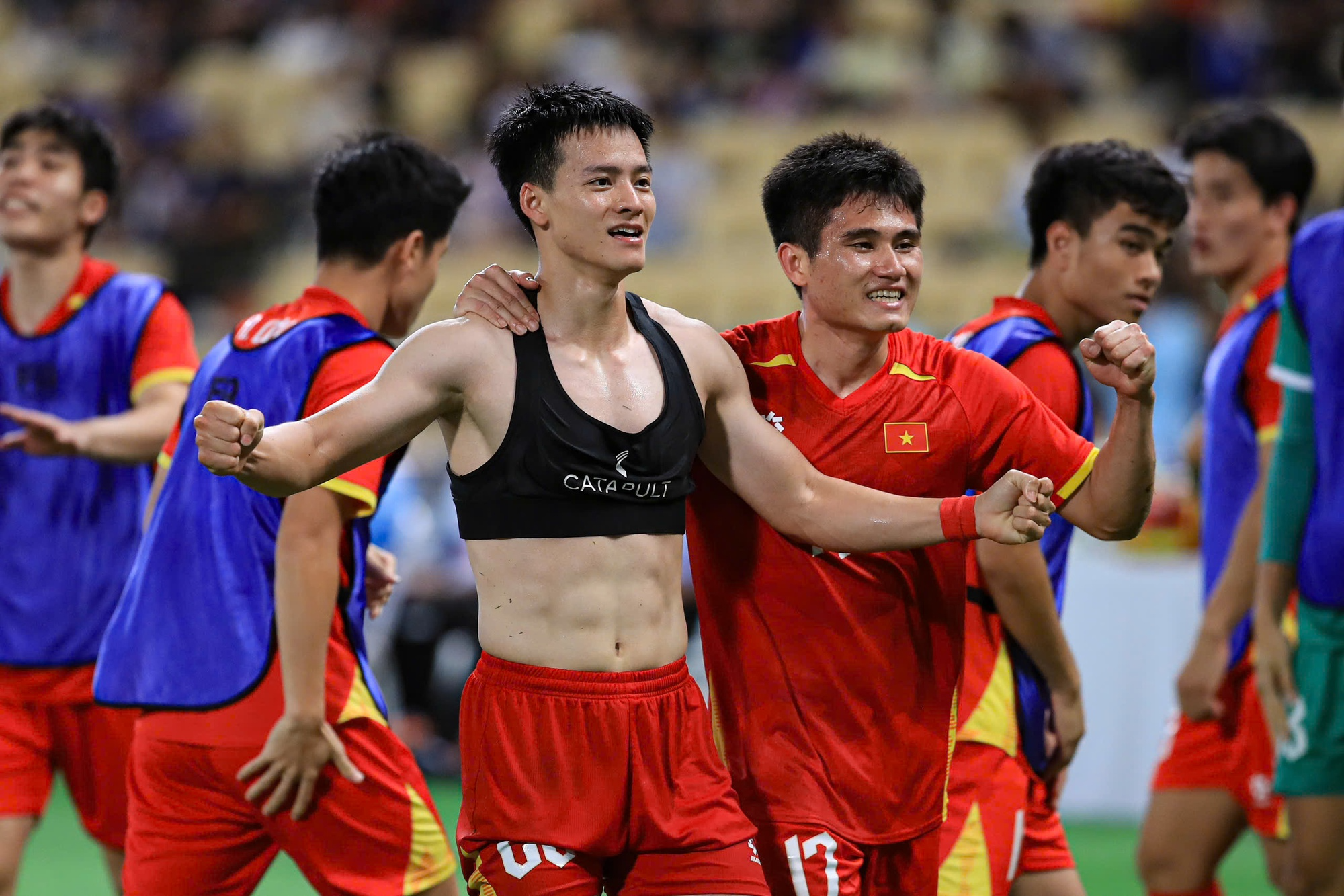 Danh tính Nguyễn Thanh Nhàn – người hùng cởi áo khoe 6 múi sau bàn thắng “kết liễu” Thái Lan ở chung kết SEA Games: 22 tuổi đã vừa có sự nghiệp ấn tượng, vừa yên bề gia thất với vợ đẹp con xinh