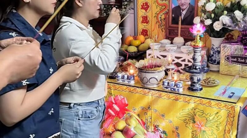 Không chịu nổi làn sóng chỉ trích từ dư luận, Hồng Loan mới đến nhà Thương Tín thắp nén nhang đáp lễ: Không ai nhắc thì im, bị chửi mới chịu tới