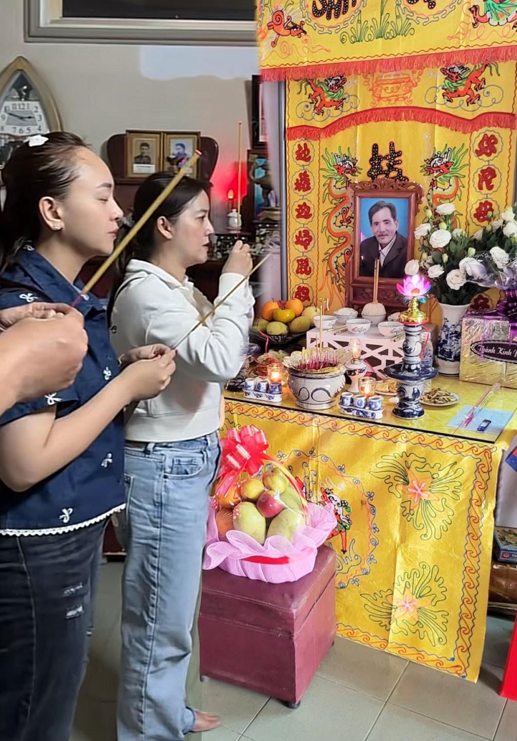 Không chịu nổi làn sóng chỉ trích từ dư luận, Hồng Loan mới đến nhà Thương Tín thắp nén nhang đáp lễ: Không ai nhắc thì im, bị chửi mới chịu tới