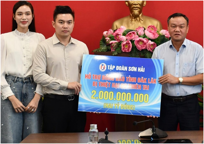 Tiết lộ số tiền mà vợ chồng Đỗ Thị Hà ủng hộ bà con vùng lũ: “Không ngờ nhiều đến thế, lắm tiền thật đấy”