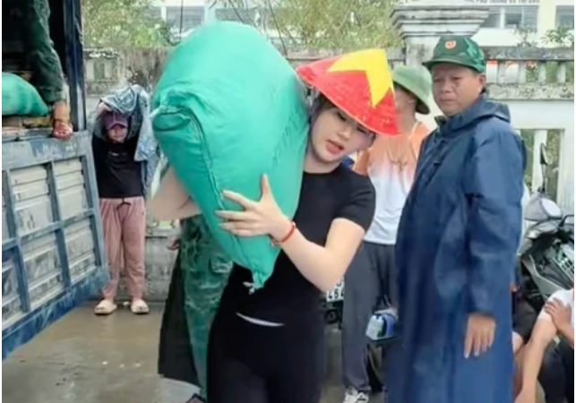 Cô gái b:ốc v:ác lái xe tải 30 tấn đang rần rần trên MXH: Hiếm có người phụ nữ nào được như chị, v:ác bao hàng cả tạ nhẹ tễnh