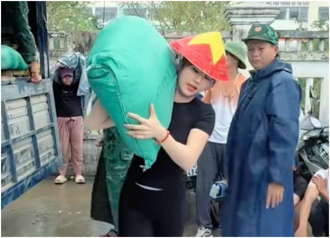 Cô gái b:ốc v:ác lái xe tải 30 tấn đang rần rần trên MXH: Hiếm có người phụ nữ nào được như chị, v:ác bao hàng cả tạ nhẹ tễnh