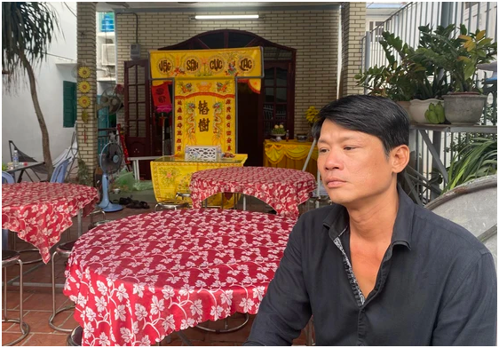 Con trai ngồi thất thần trước đám tang của nghệ sĩ Thương Tín: ‘Đau lòng, không nói nên lời’