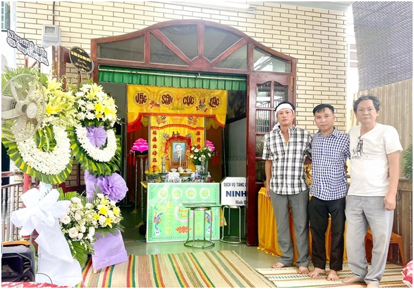 Nghệ sĩ Thương Tín một thời từng được nhiều người yêu mến, tung hô: “Nay đám tang hiu quạnh, thưa thớt khách đến viếng, không kèn trống gì, lặng lẽ đến mức khó tin”