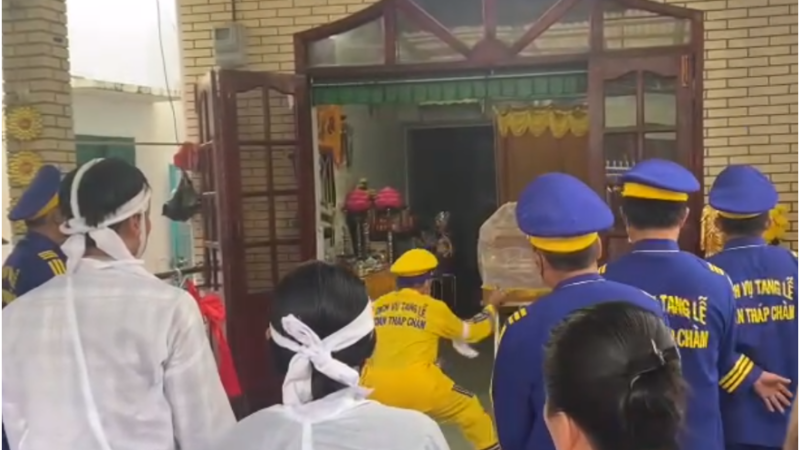 Xuất hiện yếu tố tâ:m li:nh trong đám ta:ng của NS Thương Tín: ‘Đang thắp cây nhang thì bóng đèn đ:ột nhi:ên tắt luôn’