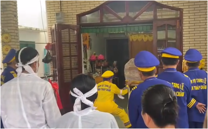 Xuất hiện yếu tố tâ:m li:nh trong đám ta:ng của NS Thương Tín: ‘Đang thắp cây nhang thì bóng đèn đ:ột nhi:ên tắt luôn’