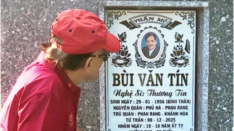 Một nhà biên kịch đã lặng lẽ ra thăm m:ộ của NS Thương Tín: ‘Cũng thấy buồn khi lễ ta:ng lại vắng vẻ, đìu hiu đến thế’