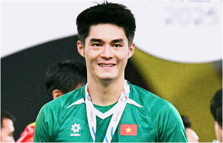 Visual đỉnh nóc kịch trần của thủ môn U22 Việt Nam: “Cao 1m91, khiến nhiều chị em rụ:ng trứ:ng, anh ấy vẫn chưa có vợ”