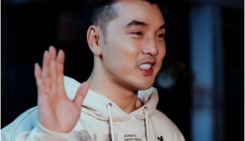 Ưng Hoàng Phúc bị chỉ trích vì bán USB giá cao chót vót: “Ai mà mua cho nổi?”