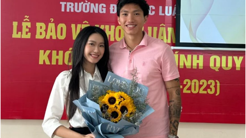 Không ngờ về vợ Đoàn Văn Hậu thật: Chăm chồng lúc ch:ấn thư:ơng, nuôi con các kiểu và giờ đỗ Thạc sĩ Đại học Luật