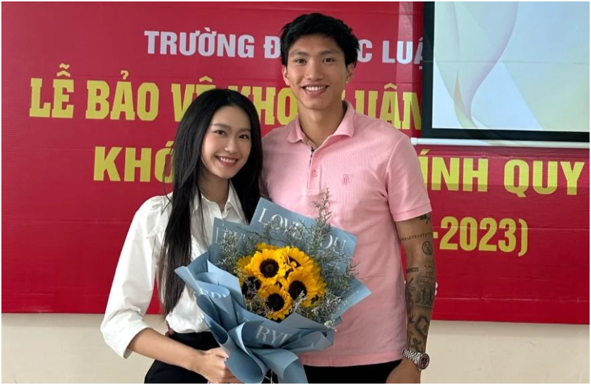 Không ngờ về vợ Đoàn Văn Hậu thật: Chăm chồng lúc ch:ấn thư:ơng, nuôi con các kiểu và giờ đỗ Thạc sĩ Đại học Luật