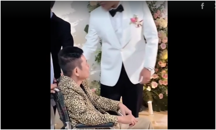 Thương quá, Tấn Beo ngồi xe lăn trong đám cưới của con trai: “Được người thân dìu lên bục sân khấu, coi mà xót”