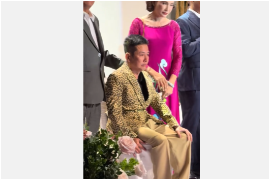 Hình ảnh xót xa nhất lúc này: Tấn Beo cố né:n đa:u, gắng cười trong tiệc đám cưới con trai