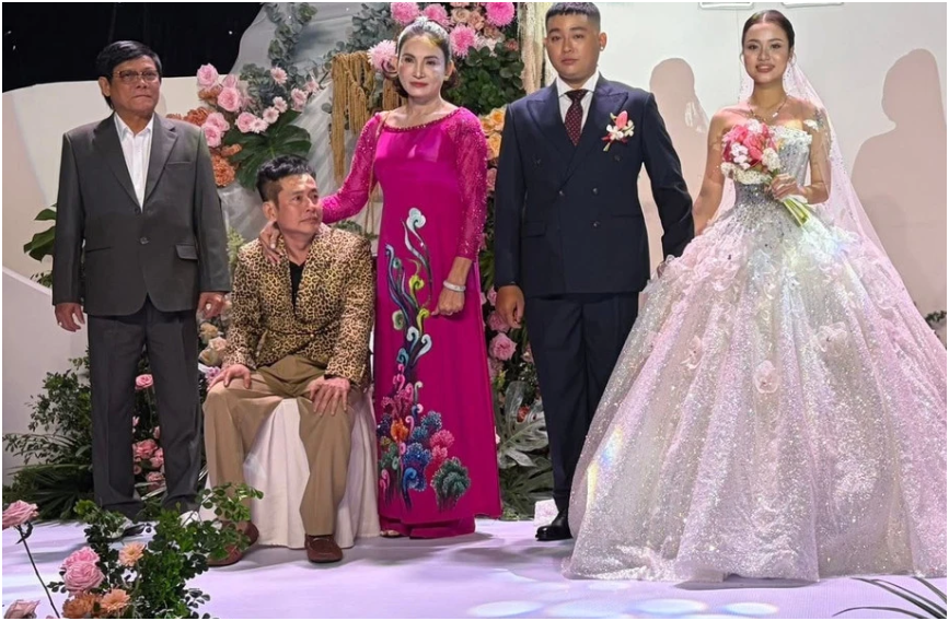 Con dâu tiết l:ộ thái độ lạ khi bố tập tễnh lên sân khấu: ‘Mẹ ruột tiết l:ộ chi tiết cực s:ố:c’