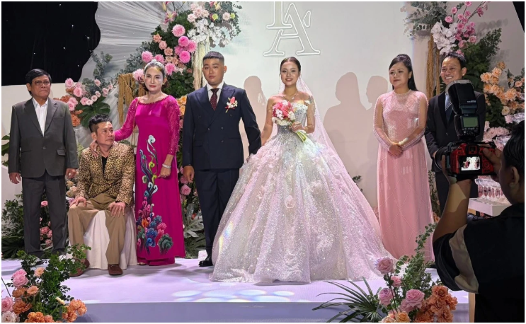 Con trai Tấn Beo có thái độ cực lạ khi bố đi tập tễnh lên sân khấu: ‘Sao lại như vậy?’