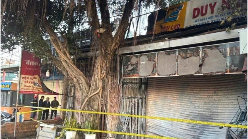 Vụ cháy 4 người t:uvo:ng: Cháu bé 26 ngày tuổi số:ng s:ót nhờ bố ôm chặt che chắn