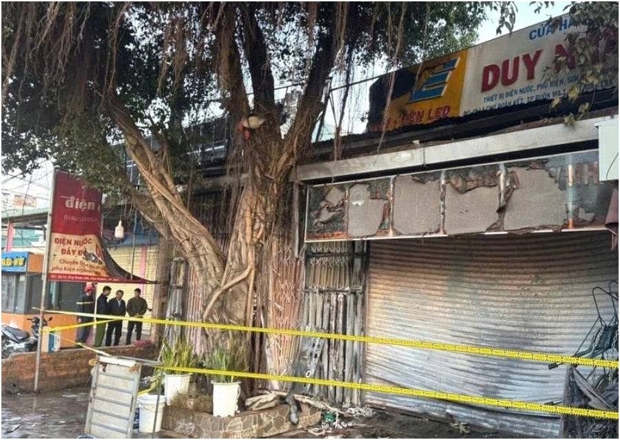 Vụ cháy 4 người t:uvo:ng: Cháu bé 26 ngày tuổi số:ng s:ót nhờ bố ôm chặt che chắn