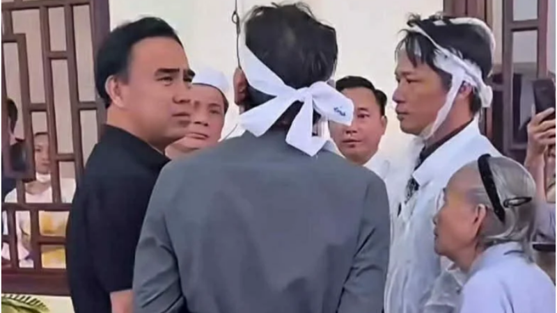 MC Quyền Linh cùng 1 người đặc biệt đến thăm mộ NS Thương Tín: ‘Đấy, nghệ sĩ chúng tôi không bao giờ bỏ rơi ai cả’