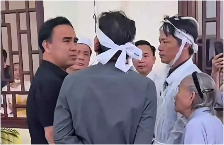 MC Quyền Linh cùng 1 người đặc biệt đến thăm mộ NS Thương Tín: ‘Đấy, nghệ sĩ chúng tôi không bao giờ bỏ rơi ai cả’