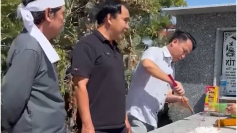 Phó Chủ tịch Hội Điện ảnh Việt Nam đích thân về Phan Rang thắp hương cho Thương Tín: ‘Đừng có ai chê NS vô cảm nữa nhé’