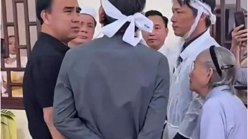 Nam nghệ sĩ hiếm hoi có mặt dự lễ cầu siêu và viế:ng m:ộ Thương Tín: ‘Cả giới nghệ sĩ, nể mỗi anh nhất’
