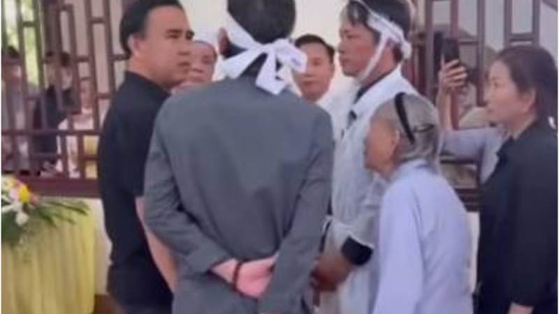 Con trai NS Thương Tín xúc động khi Quyền Linh tới th:ăm m:ộ: “Vậy là quý lắm rồi, không cần gì nhiều”