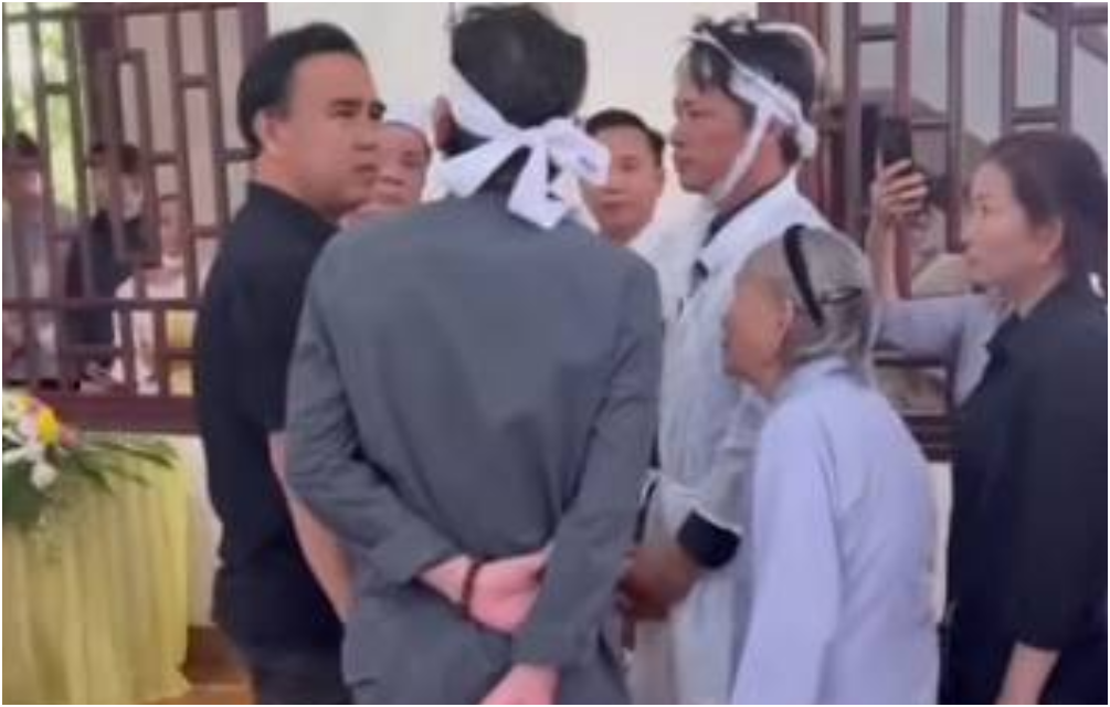 Con trai NS Thương Tín xúc động khi Quyền Linh tới th:ăm m:ộ: “Vậy là quý lắm rồi, không cần gì nhiều”